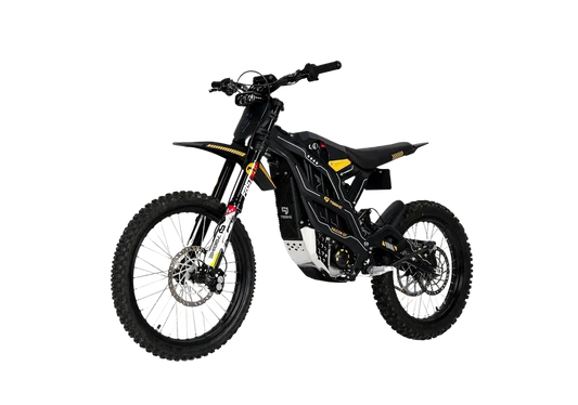 79BIKE Must elektriline maastikumootorratas kollaste ja valgete detailidega, kärniliste rehvide, vedrustusega esikahvli ja tagumise ketaspiduriga, kujutatud ühtlasel valgel taustal.