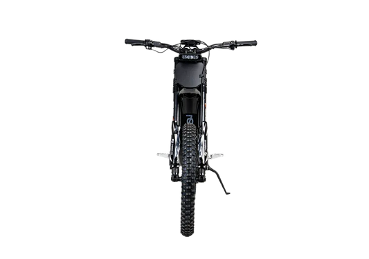 79BIKE Must elektriline maastikuratas laia kärnilise esirehvi, musta juhtraua ja keskel asuva akuga, kujutatud eestvaates ühtlasel valgel taustal.