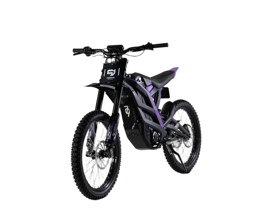 BIKE79 Must-lilla elektriline maastikumootorratas kärniliste rehvide, suure kliirensiga esikahvli ja voolujoonelise nurgelise raamiga, kujutatud ühtlasel valgel taustal.