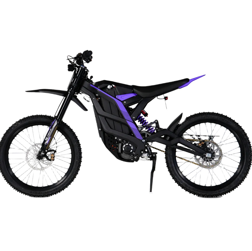 BIKE79 Valge-lilla elektriline maastikumootorratas mustade rehvide, musta istme ja raami sisse paigaldatud musta akuga, kujutatud ühtlasel valgel taustal.
