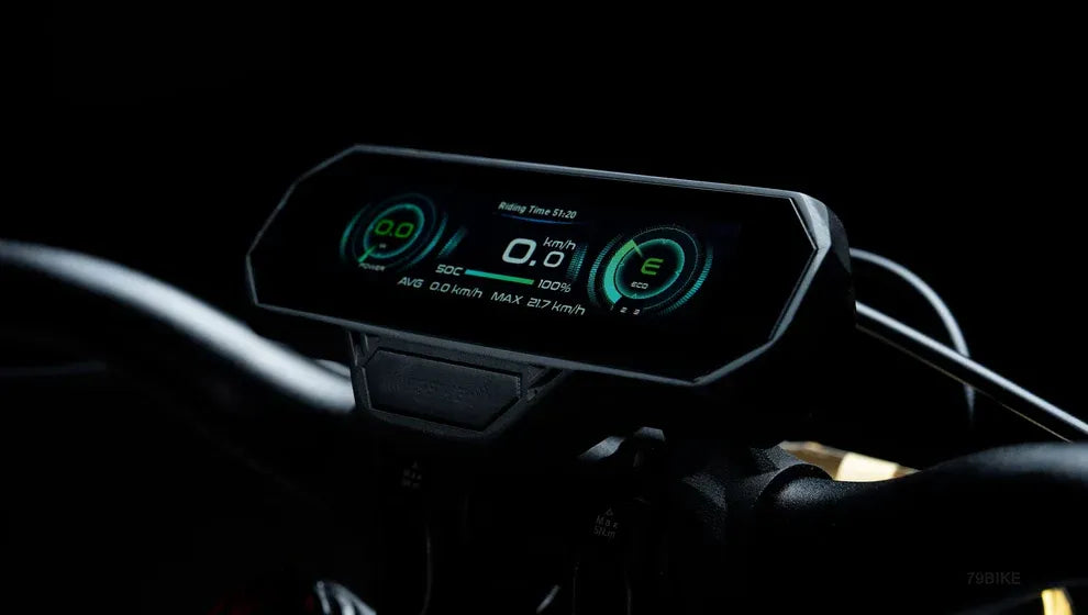 79BIKE Lähivõte mootorratta digitaalse ekraaniga näidikupaneelist tumedal taustal.
