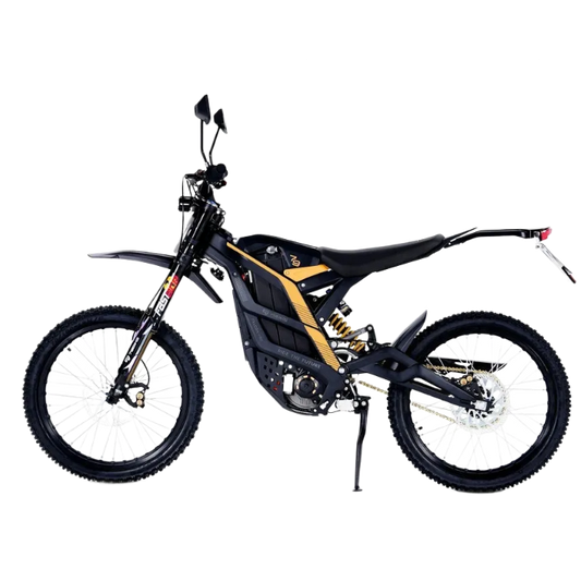 79BIKE Must-kuldne elektriline maastikumootorratas kärniliste rehvide, kõrge juhtraua ja tagumise pakiraamiga, kujutatud külgvaates valgel taustal.
