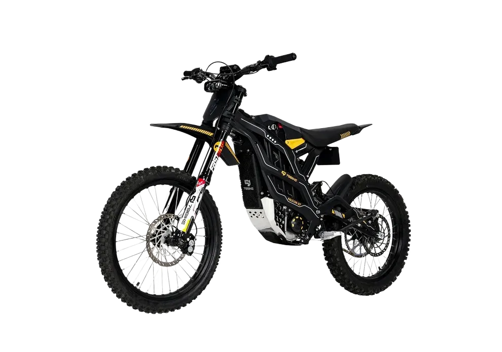 79BIKE Must elektriline maastikumootorratas kollaste ja valgete detailidega, kärniliste rehvide, vedrustusega esikahvli ja tagumise ketaspiduriga, kujutatud ühtlasel valgel taustal.
