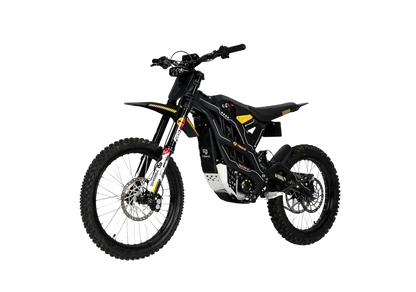 79BIKE Must elektriline maastikumootorratas kollaste ja valgete detailidega, kärniliste rehvide, vedrustusega esikahvli ja tagumise ketaspiduriga, kujutatud ühtlasel valgel taustal.
