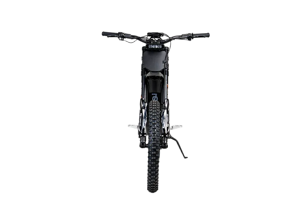 79BIKE  Must elektriline maastikuratas laia kärnilise esirehvi, musta juhtraua ja keskel asuva akuga, kujutatud eestvaates ühtlasel valgel taustal.