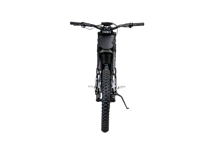 79BIKE  Must elektriline maastikuratas laia kärnilise esirehvi, musta juhtraua ja keskel asuva akuga, kujutatud eestvaates ühtlasel valgel taustal.