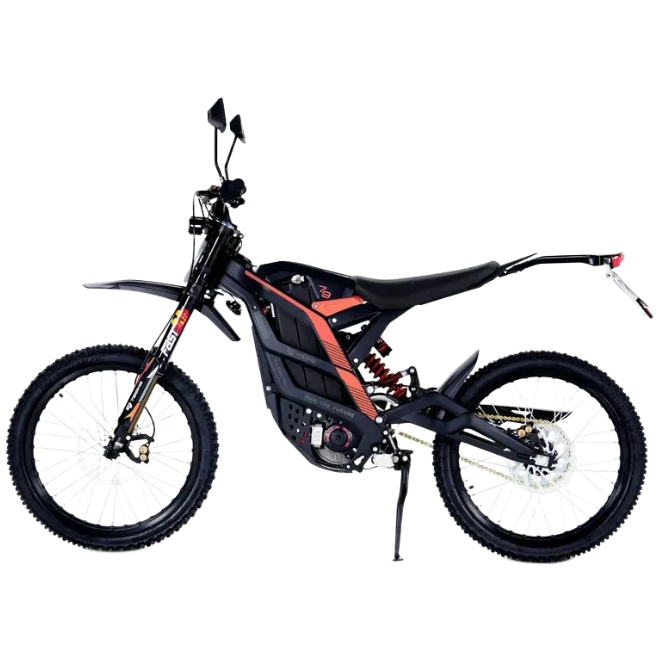 79BIKE Must-oranž elektriline maastikumootorratas kärniliste rehvide, kõrge juhtraua ja tagavedrustusega, kujutatud külgvaates valgel taustal.
