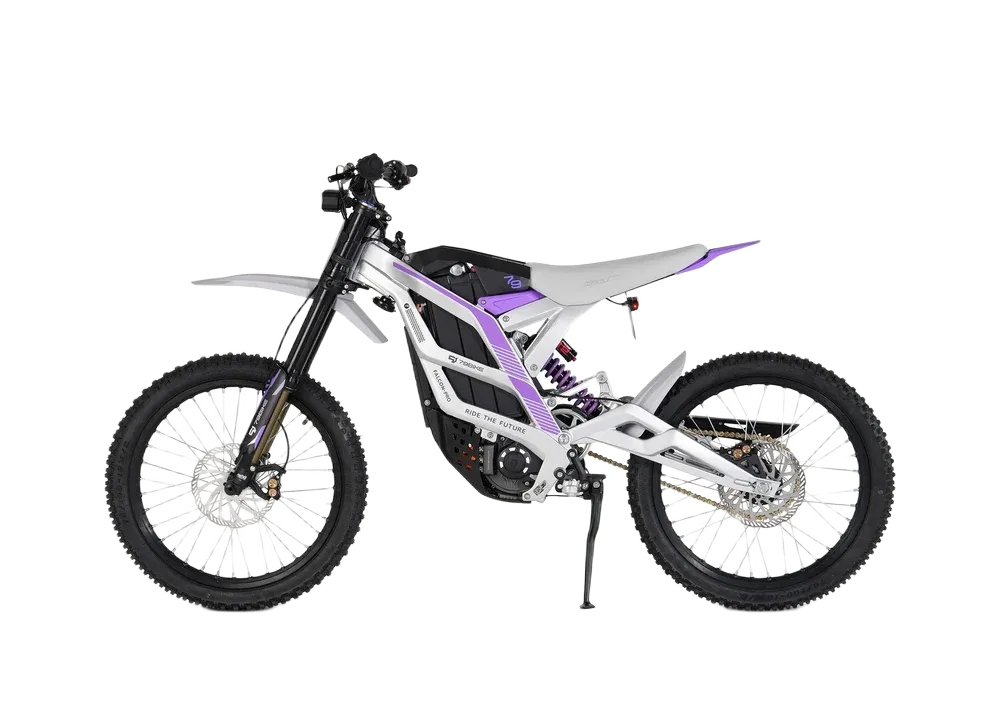 79BIKE Valge-lilla elektriline maastikumootorratas kärniliste rehvide, musta istme ja nähtava vedrustussüsteemiga, kujutatud külgvaates valgel taustal.
