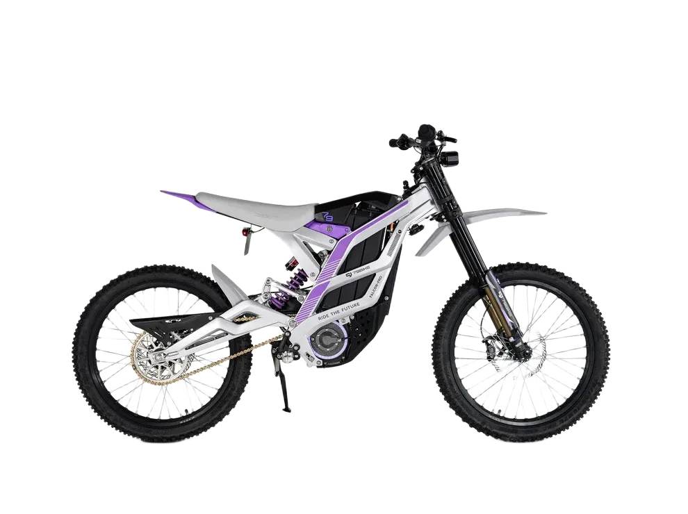 79BIKE Valge-lilla elektriline maastikumootorratas kärniliste rehvide, musta istme ja keskel asuva akuga, kujutatud külgvaates ühtlasel valgel taustal.
