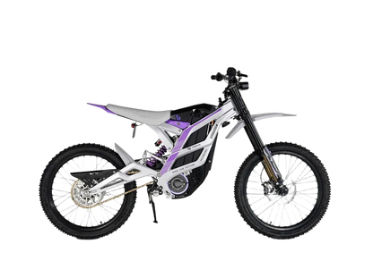 79BIKE Valge-lilla elektriline maastikumootorratas kärniliste rehvide, musta istme ja keskel asuva akuga, kujutatud külgvaates ühtlasel valgel taustal.
