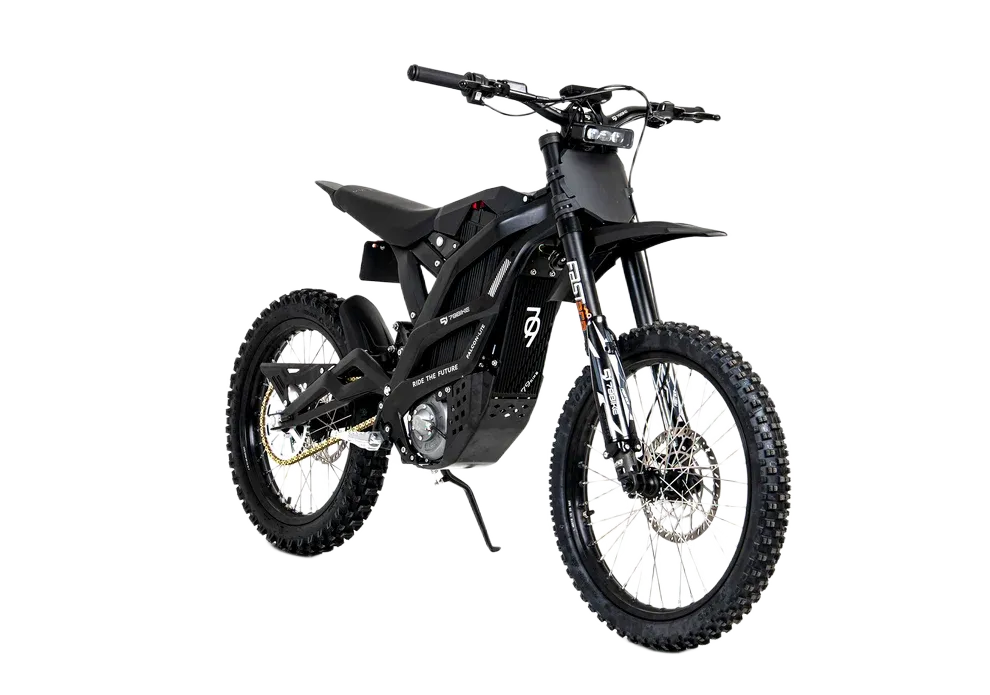 79BIKE Must elektriline maastikumootorratas kärniliste rehvide, madala raamiga ja nähtavate vedrustusega esikahvlitega, pildistatud puhtal valgel taustal.
