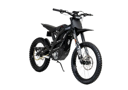 79BIKE Must elektriline maastikumootorratas kärniliste rehvide, madala raamiga ja nähtavate vedrustusega esikahvlitega, pildistatud puhtal valgel taustal.
