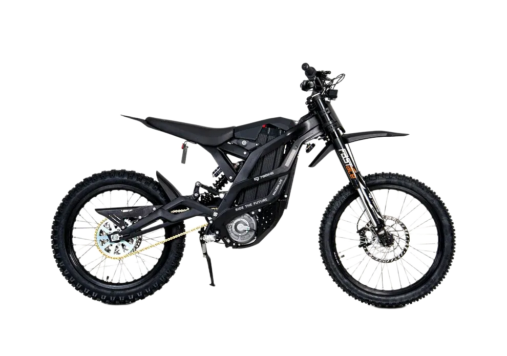 79BIKE Must elektriline maastikumootorratas kärniliste rehvide, tagumise amortisaatori ja raamile paigaldatud nähtava akuga, kujutatud ühtlasel valgel taustal.
