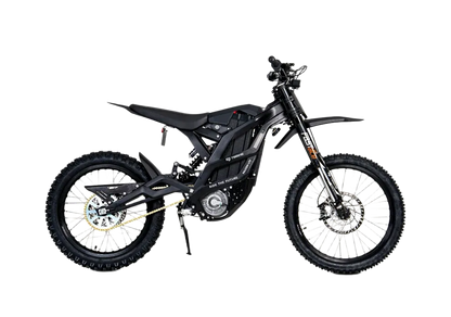 79BIKE Must elektriline maastikumootorratas kärniliste rehvide, tagumise amortisaatori ja raamile paigaldatud nähtava akuga, kujutatud ühtlasel valgel taustal.
