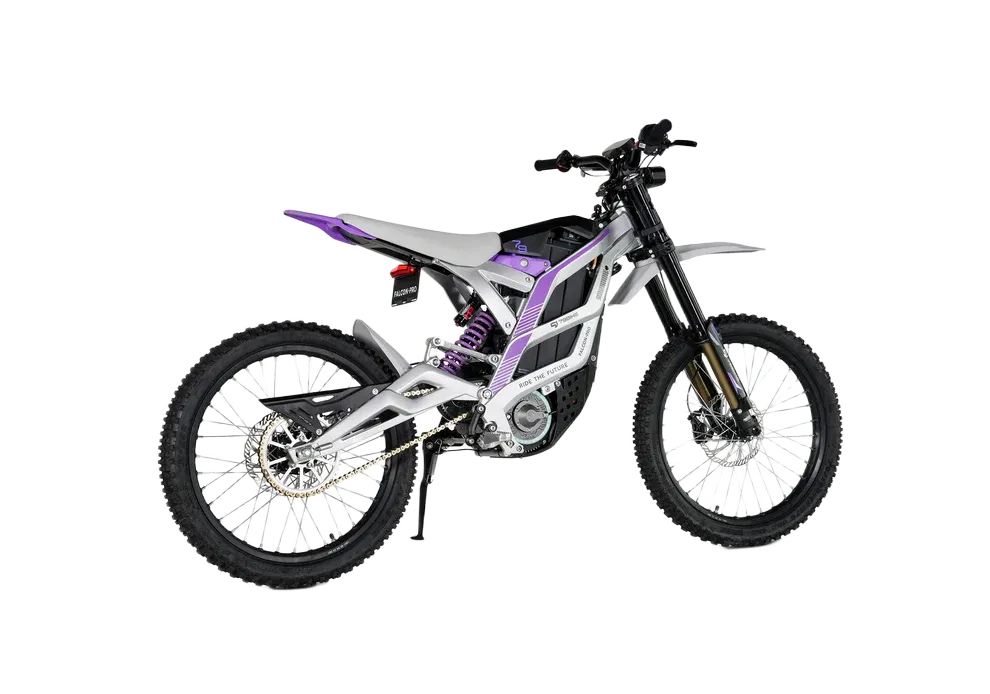 79BIKE  Moodne valge-lilla raamiga, musta istme ja kärniliste rehvidega elektriline maastikumootorratas, kujutatud külgvaates ühtlasel valgel taustal.
