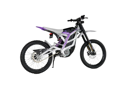 79BIKE  Moodne valge-lilla raamiga, musta istme ja kärniliste rehvidega elektriline maastikumootorratas, kujutatud külgvaates ühtlasel valgel taustal.
