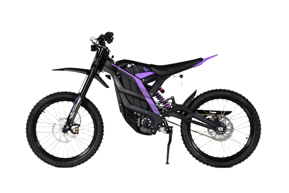79BIKE  Must-lilla elektriline maastikumootorratas kärniliste rehvide, suure kliirensiga esikahvli ja tugijalaga, kujutatud ühtlasel valgel taustal.
