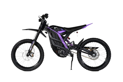 79BIKE  Must-lilla elektriline maastikumootorratas kärniliste rehvide, suure kliirensiga esikahvli ja tugijalaga, kujutatud ühtlasel valgel taustal.
