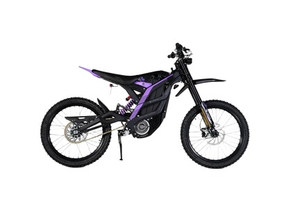 79BIKE Must-lilla elektriline maastikumootorratas kärniliste rehvide, tagumise amortisaatori ja tugijalaga, kujutatud külgvaates ühtlasel valgel taustal.
