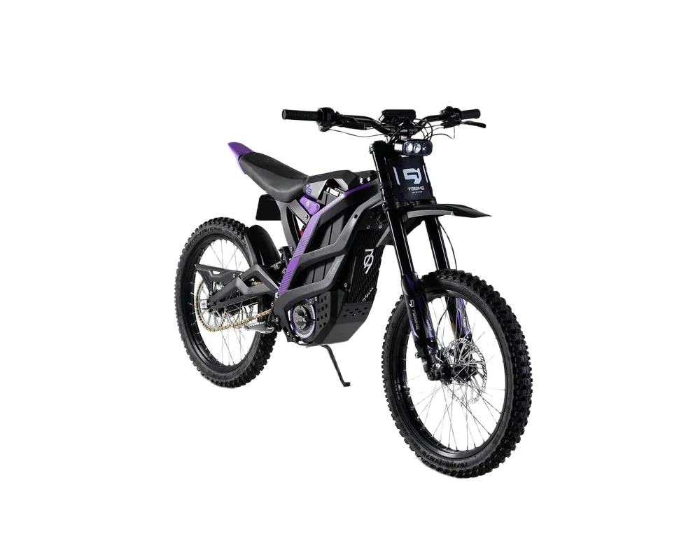 79BIKE Must-lilla elektriline maastikumootorratas kärniliste rehvide, juhtraual asuva digitaalse ekraani ja tugijalaga, kujutatud ühtlasel valgel taustal.

