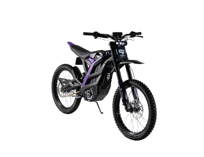 79BIKE Must-lilla elektriline maastikumootorratas kärniliste rehvide, juhtraual asuva digitaalse ekraani ja tugijalaga, kujutatud ühtlasel valgel taustal.
