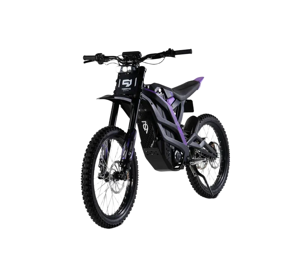 BIKE79 Must-lilla elektriline maastikumootorratas kärniliste rehvide, suure kliirensiga esikahvli ja voolujoonelise nurgelise raamiga, kujutatud ühtlasel valgel taustal.


