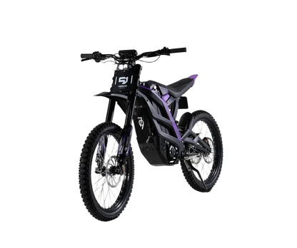 BIKE79 Must-lilla elektriline maastikumootorratas kärniliste rehvide, suure kliirensiga esikahvli ja voolujoonelise nurgelise raamiga, kujutatud ühtlasel valgel taustal.


