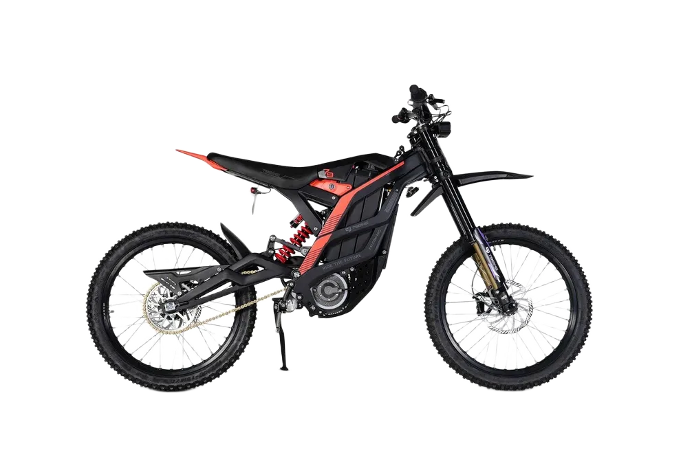 79BIKE Must-punane elektriline maastikumootorratas kärniliste rehvide, keskel asuva aku ja vedrustussüsteemiga, kujutatud külgvaates valgel taustal.
