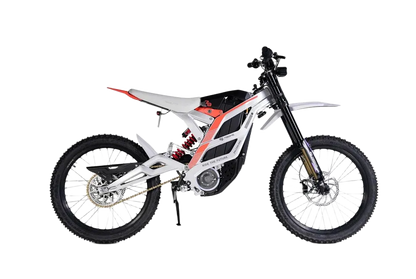 79BIKE Valge-must elektriline maastikumootorratas oranžikaspunaste detailidega, kujutatud külgvaates ühtlasel valgel taustal.
