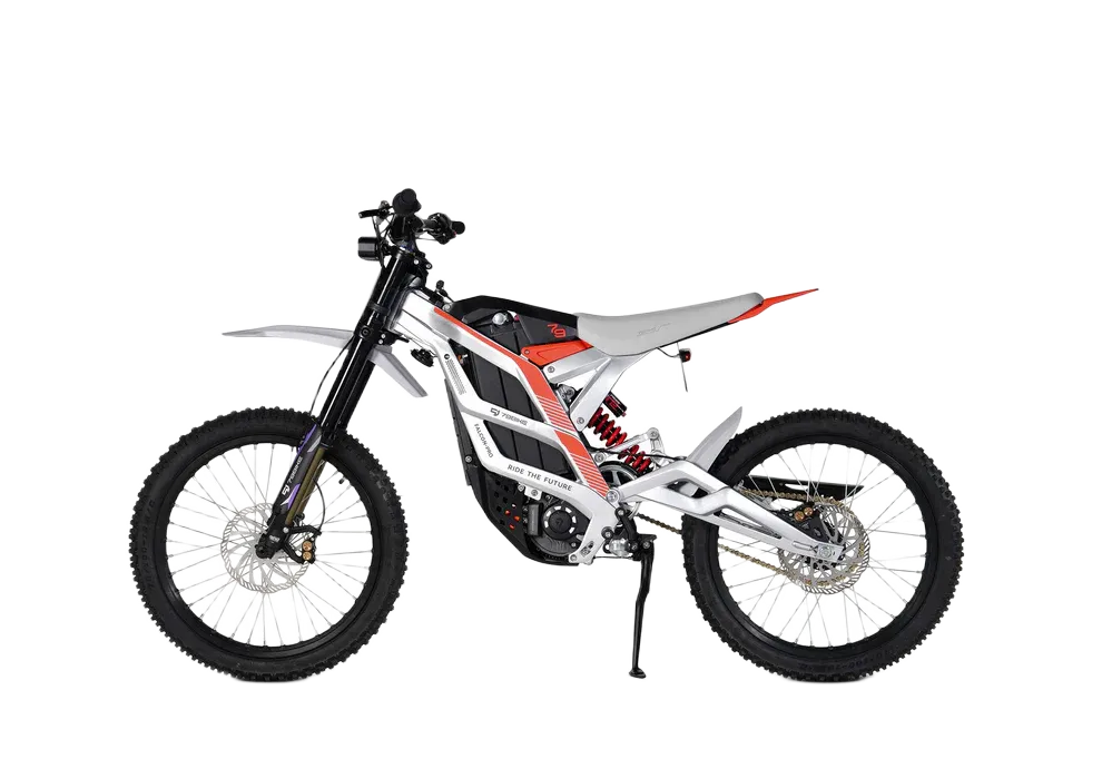 79BIKE Valge raami, mustade rehvide, musta istme ning punaste ja oranžide detailidega elektriline maastikumootorratas, kujutatud valgel taustal allalastud tugijalaga.
