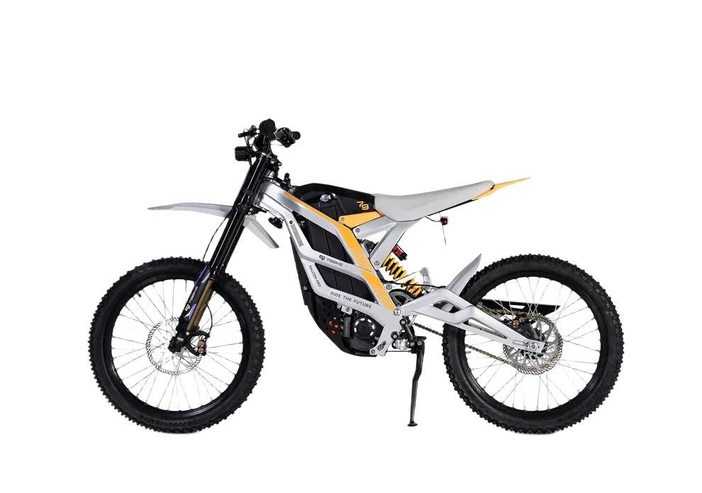79BIKE Valge-must elektriline maastikumootorratas kollaste detailidega, kujutatud külgvaates ühtlasel valgel taustal.
