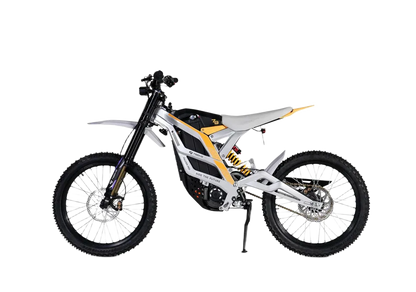 79BIKE Valge-must elektriline maastikumootorratas kollaste detailidega, kujutatud külgvaates ühtlasel valgel taustal.
