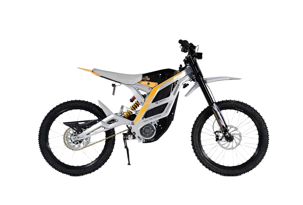 79BIKE Valge raami, mustade komponentide ja kollaste detailidega elektriline maastikumootorratas, kujutatud külgvaates ühtlasel valgel taustal.
