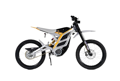 79BIKE Valge raami, mustade komponentide ja kollaste detailidega elektriline maastikumootorratas, kujutatud külgvaates ühtlasel valgel taustal.
