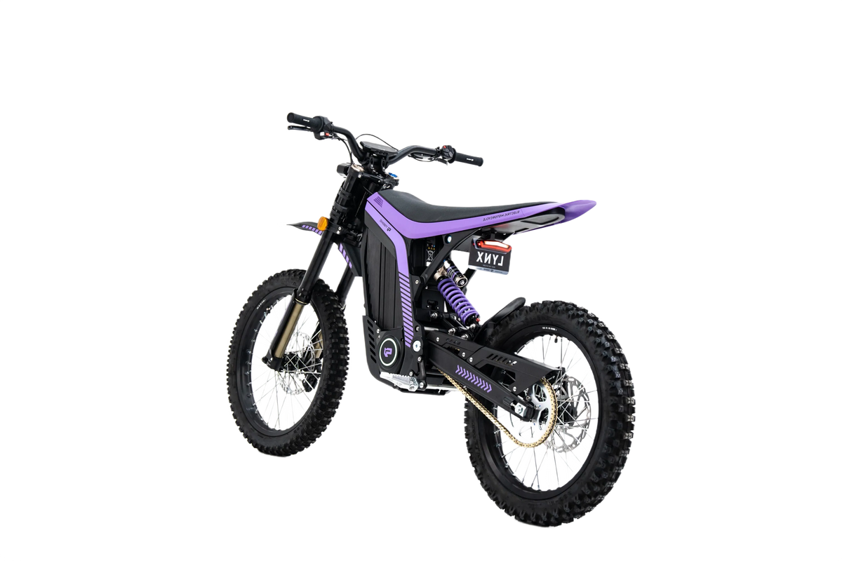 79BIKE  Lilla-musta värvilahendusega Lynki elektriline maastikumootorratas, millel on kärnilised rehvid, juhtraual digitaalne ekraan ning taga- ja küljepaneelil nähtav Lynki kaubamärgi logo.
