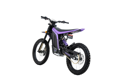 79BIKE  Lilla-musta värvilahendusega Lynki elektriline maastikumootorratas, millel on kärnilised rehvid, juhtraual digitaalne ekraan ning taga- ja küljepaneelil nähtav Lynki kaubamärgi logo.
