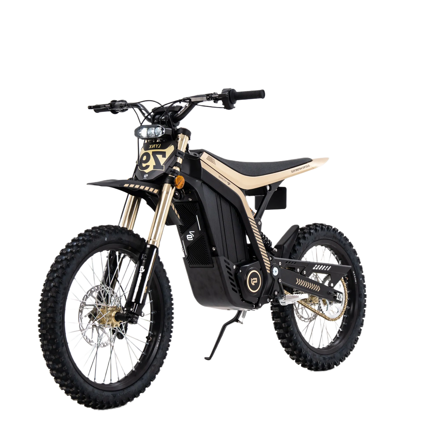79BIKE Musta kere, helepruuni istme ja juhtraua käepidemete ning kuldsete esikahvli detailidega elektriline maastikumootorratas, kujutatud ühtlasel valgel taustal.
