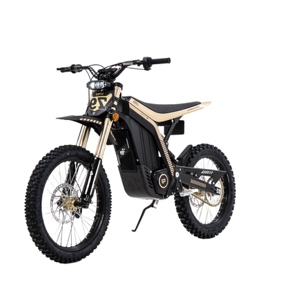 79BIKE Musta kere, helepruuni istme ja juhtraua käepidemete ning kuldsete esikahvli detailidega elektriline maastikumootorratas, kujutatud ühtlasel valgel taustal.
