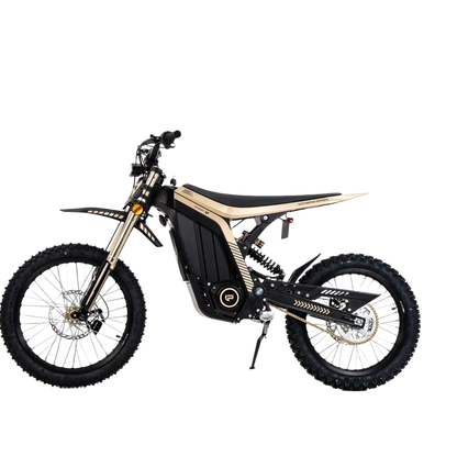 79BIKE Must-kuldse värvilahendusega elektriline maastikumootorratas, millel on must iste, mustad rehvid, keskel asuv must aku ning kuldsed detailid esikahvlil ja raamil.
