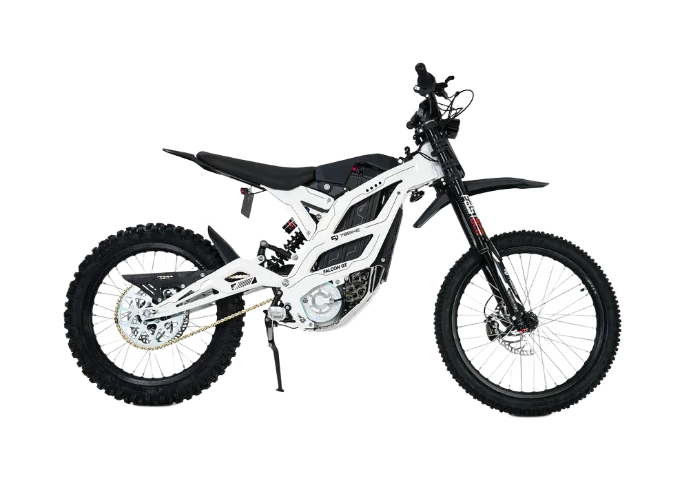 79BIKE Valge-must elektriline maastikumootorratas kärniliste rehvide, musta istme ja nähtava vedrustusega, kujutatud külgvaates ühtlasel valgel taustal.

