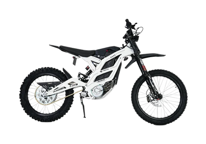 79BIKE Valge-must elektriline maastikumootorratas kärniliste rehvide, musta istme ja nähtava vedrustusega, kujutatud külgvaates ühtlasel valgel taustal.
