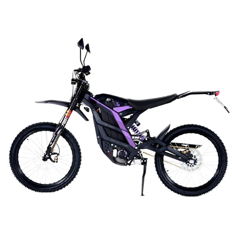 79BIKE Must-lilla elektriline maastikumootorratas kärniliste rehvide, kõrge juhtraua ja tugijalaga, kujutatud külgvaates valgel taustal.
