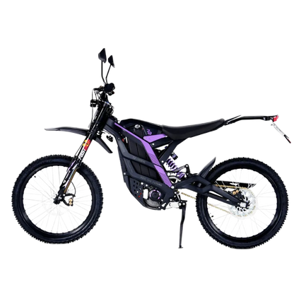79BIKE Must-lilla elektriline maastikumootorratas kärniliste rehvide, kõrge juhtraua ja tugijalaga, kujutatud külgvaates valgel taustal.
