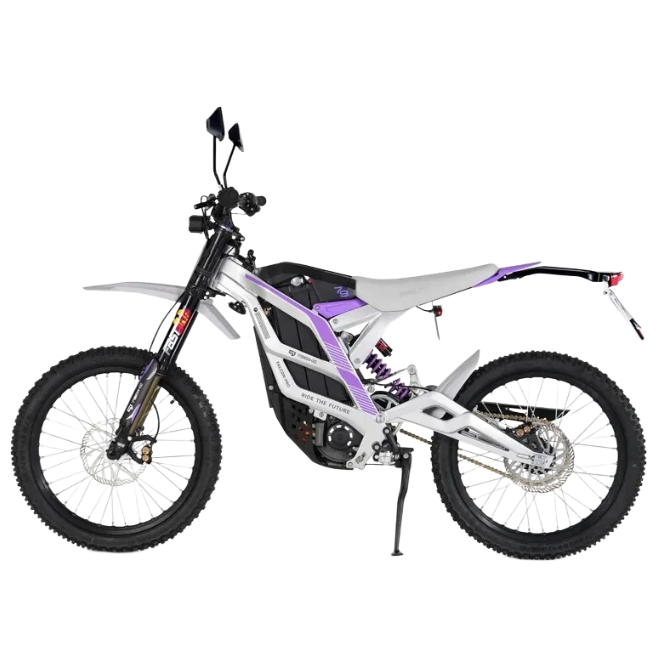 79BIKE Valge-lilla elektriline maastikumootorratas mustade rehvide, musta istme ja raami sisse paigaldatud musta akuga, kujutatud ühtlasel valgel taustal.
