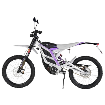 79BIKE Valge-lilla elektriline maastikumootorratas mustade rehvide, musta istme ja raami sisse paigaldatud musta akuga, kujutatud ühtlasel valgel taustal.
