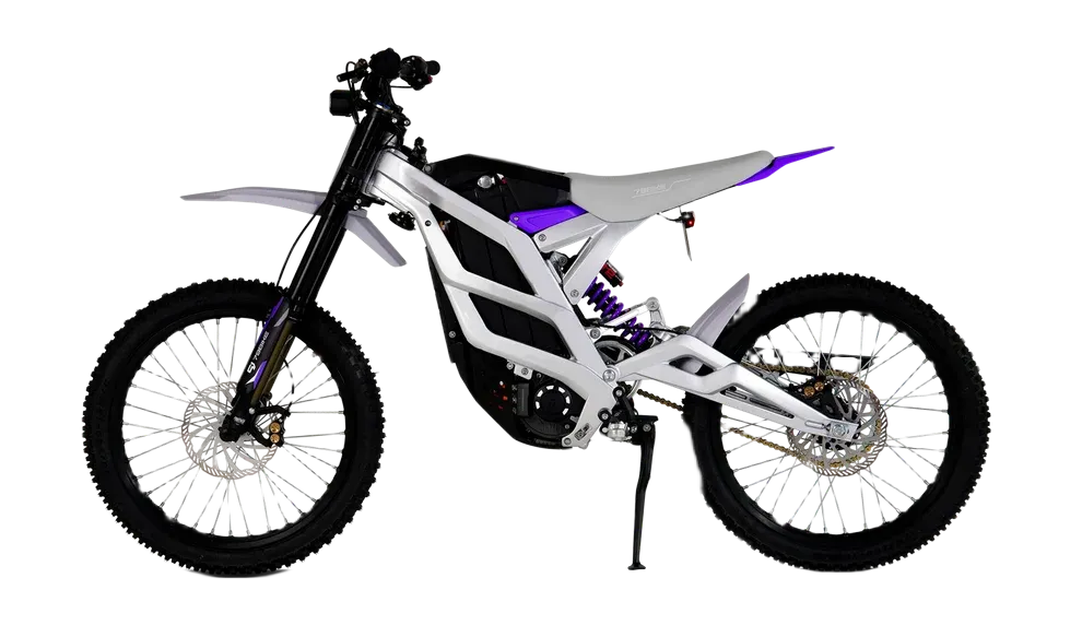 79BIKE Valge-must elektriline maastikumootorratas lillade detailidega, kujutatud külgvaates ühtlasel valgel taustal.
