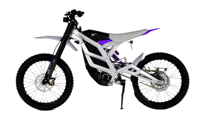 79BIKE Valge-must elektriline maastikumootorratas lillade detailidega, kujutatud külgvaates ühtlasel valgel taustal.
