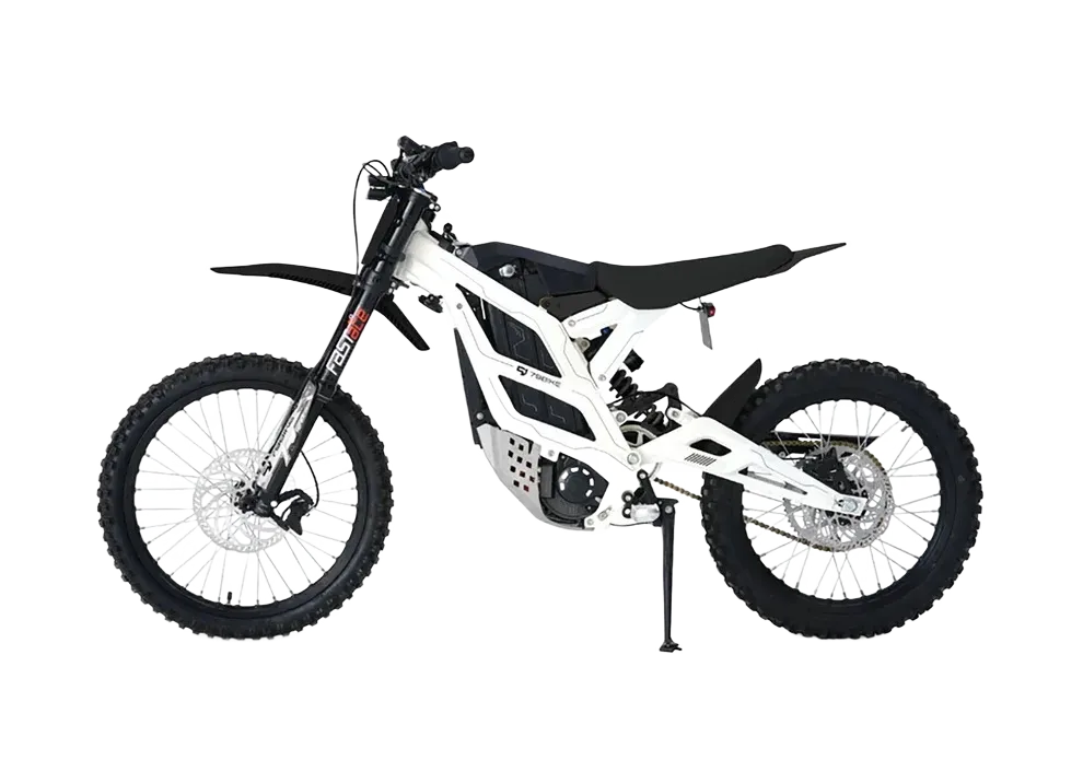 79BIKE Valge-must elektriline maastikumootorratas kärniliste rehvide, musta istme ja tugijalaga, kujutatud külgvaates ühtlasel valgel taustal.
