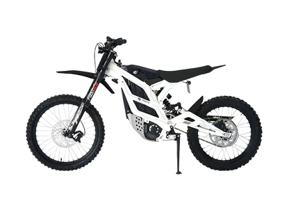 79BIKE Valge-must elektriline maastikumootorratas kärniliste rehvide, musta istme ja tugijalaga, kujutatud külgvaates ühtlasel valgel taustal.
